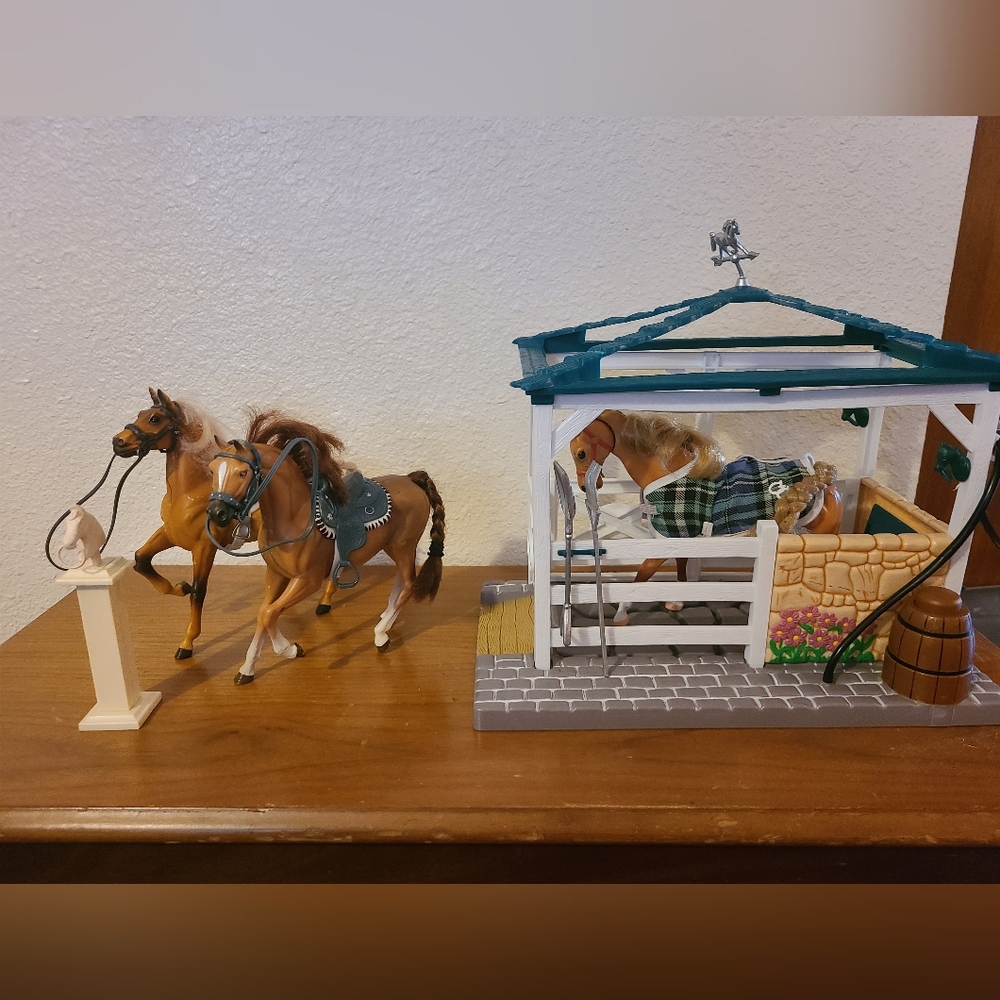 Vintage Grand Champion Horse Stable With Horses And Accessories